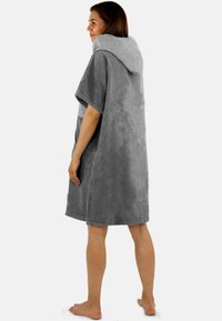 Kapuzenschlafmantel in Grautönen, aus weichem Frottee hergestellt. Verfügt über eine lockere Passform und Seitentaschen, geeignet für entspannte Trageweise.