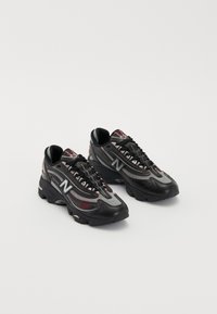 M1000 UNISEX - Sportcipő - black/red