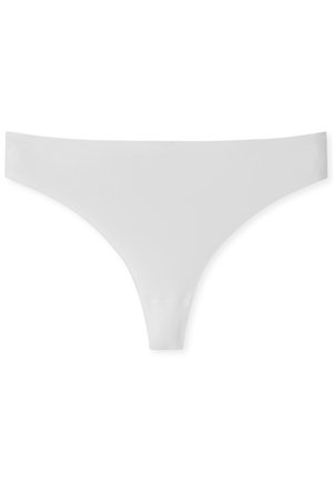 Sous-vêtements string blancs en tissu lisse, avec un design minimaliste et des côtés étroits. Pas de motifs visibles ni de détails métalliques.