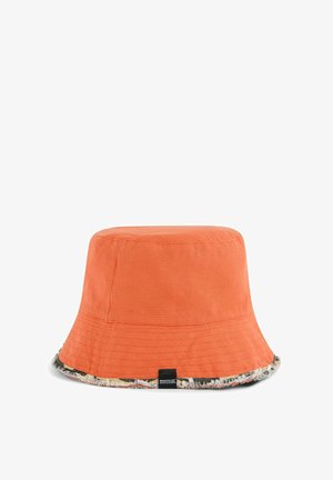 Pomarańczowy materiałowy kapelusz typu bucket z przeszytym rondem i małą czarną metką "Regatta Great Outdoors" na krawędzi.