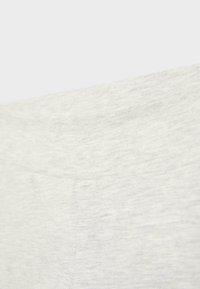 Nahaufnahme eines hellgrauen, weichen Stoffs mit subtiler horizontaler Textur und feinen Nahtdetails.