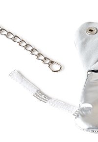 Srebrny łańcuszek z owalnym wzorem łączników przymocowany do jasnoszarego kawałka tkaniny z okrągłym metalowym zatrzaskiem i paskiem na rzep.