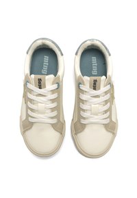 Beige und weiße Sneaker mit strukturierten Paneelen, weißen Schnürsenkeln, hellblauen Akzenten und einem gepolsterten Kragen. Mit Logo auf der Zunge und der Innensohle.