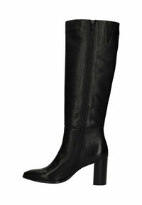 Zwarte leren kniehoge laars met een spitse neus, ritsluiting en een blokhak. Gladde textuur met minimale detailing.