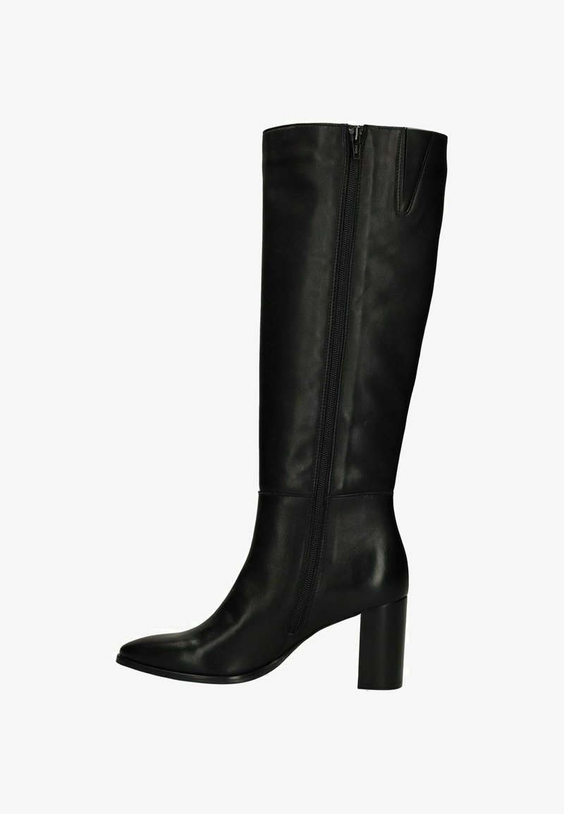 Zwarte leren kniehoge laars met een spitse neus, ritsluiting en een blokhak. Gladde textuur met minimale detailing.