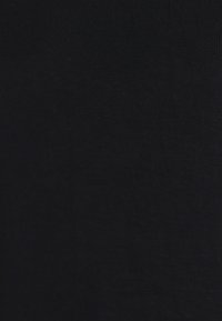 Μαύρο βαμβακερό ύφασμα με απαλή υφή, λεία επιφάνεια και ομοιόμορφο σκούρο χρώμα. Χωρίς ορατά μοτίβα ή πρ όσθετες λεπτομέρειες.