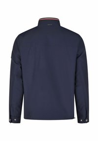 Marineblaue Jacke mit hohem Kragen, knöpfbaren Manschetten und rot-weißer Akzentstreifen am Kragen. Glatte Textur mit minimalistischem Design.