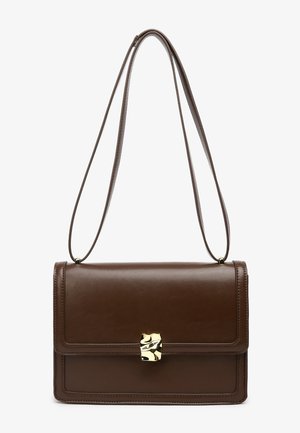 Bolso de mano de cuero marrón con una silueta plana, una sola correa para el hombro y un cierre con broche de metal dorado. Textura lisa con detalles cosidos.