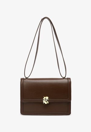 Καφέ δερμάτινη τσάντα με επίπεδη σιλουέτα, μονό ιμάντα ώμου και χρυσό μεταλλικό κούμπωμα για κλείσιμο. Ομαλή υφή με ραφές διακριτικές.