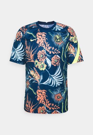 Marineblaues Sportshirt mit kurzen Ärmeln, bedruckt mit orange-gelben tropischen Blumenmustern, gelbem Nike-Logo und rundem Emblem auf der Brust.
