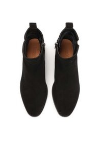 Botines de ante negros con una forma estilizada, una textura suave y un detalle de cremallera en el lateral. Diseño minimalista.