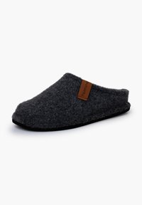 Pantofole grigie con schienale basso e una texture morbida. Dotate di un'etichetta in pelle marrone sul lato e suola nera per una maggiore durata.