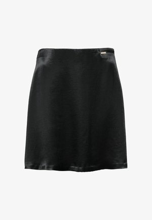 Czarna satynowa mini spódnica o gładkiej fakturze, w kształcie litery A, z małym metalowym akcentem w talii. Klasyczny i uniwersalny design.