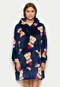Hanorac oversized cu glugă din fleece bleu marin, cu modele de urși în crem și roșu, având un buzunar frontal și manșete elastice la mâneci.