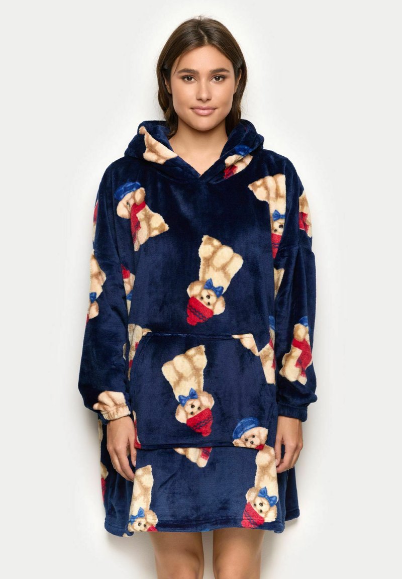 Hanorac oversized cu glugă din fleece bleu marin, cu modele de urși în crem și roșu, având un buzunar frontal și manșete elastice la mâneci.
