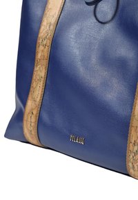 Borsa in pelle blu con tracolla beige a motivo mappa e hardware dorato. Presenta una texture liscia e il nome del marchio impresso sul fronte.