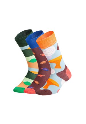 Drei Paar Baumwollsocken. Links: dunkelgrün mit Blättern. Mitte: braun mit bunten Blättern. Rechts: hellblau mit abstrakten Formen und Farben.