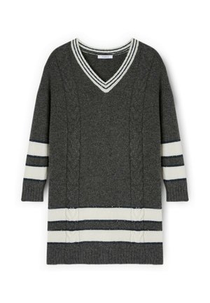 Grijze gebreide trui met een V-hals, met witte en marineblauwe strepen op de mouwen en zoom, en details van kabelbrei. 