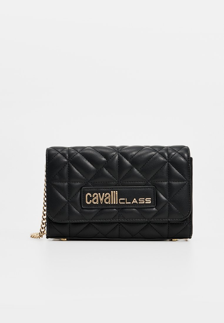 Clutch de cuero negro acolchado con herrajes dorados, que presenta una banda de logotipo rectangular. Correa de cadena adjunta para llevar cruzada o sobre el hombro.