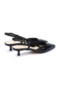 Zapatos de piel negra tipo slingback con puntas afiladas, tacones bajos en bloque y un acento de hebilla en tono dorado en la correa. Textura suave.