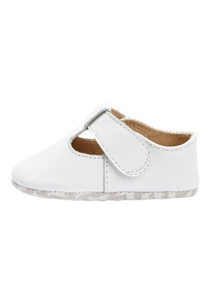 Scarpina morbida in pelle bianca per neonato con cinturino in velcro e suola flessibile con motivo mimetico grigio.