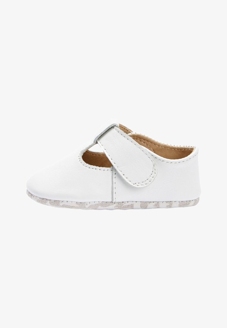 Chaussure bébé en cuir souple blanc avec une bride Velcro et une semelle flexible à motif camouflage gris.