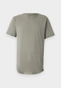 Korte mouwen T-shirt van zacht olijfgroen stof, met een ronde hals, rechte zoom en een klein logo-label aan de onderkant aan de linkerkant.