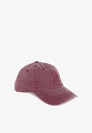 Casquette de baseball en coton bordeaux avec une finition texturée, logo brodé sur le devant et visière incurvée. Sangle arrière réglable pour un ajustement parfait.