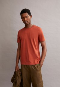ARMEDANGELS JAAMEL STRUCTURE - T-shirt basic - dark amber
