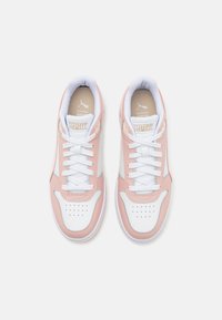 Scarpe sportive rosa e bianche realizzate in pelle sintetica, con punta forata, lacci piatti, linguetta imbottita e dettagli in oro.
