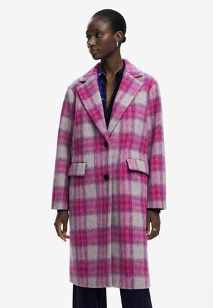 Cappotto di lana a quadri rosa e grigio con colletto a rever, due tasche laterali e due bottoni. Aperto sul davanti, maniche lunghe, vestibilità morbida.