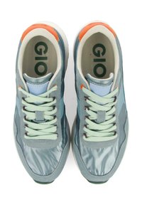 Zapatillas azul claro con un acabado brillante, cordones verde menta y acentos naranjas. Presentan detalles de suede texturizado y malla.