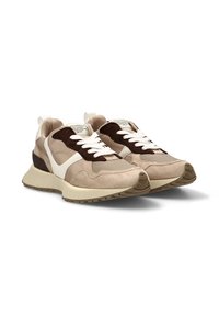 Zapatillas deportivas beige y marrón con una combinación de materiales de ante y nylon, que presentan cordones blancos y una suela texturizada.
