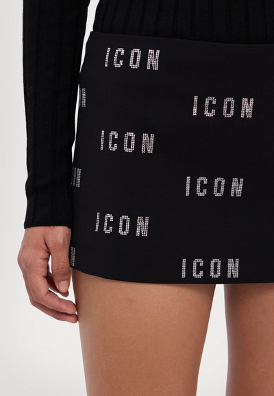 Zwarte mini-rok met het woord "ICON" in zilveren rhinestones, met een gladde textielafwerking en een aansluitend ontwerp.
