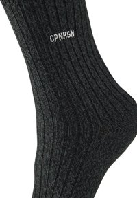 Rippensocke in Dunkelgrau aus strukturiertem Strickmaterial, mit dem weißen gestickten Logo "CPNHGN" nahe dem oberen Rand.