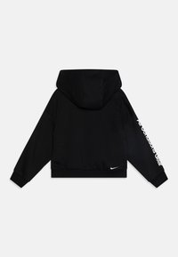 Sudadera negra con un diseño recortado, que cuenta con una capucha forrada, puños acanalados y texto blanco a lo largo de la manga. Logo de Nike en el dobladillo.