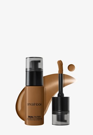 Smashbox Dual Filter 2-i-1 concealer og foundation flaske med applikatorstav og brun flydende prøve på hvid baggrund.