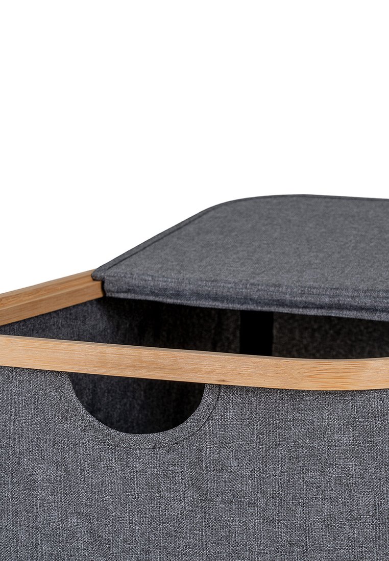 Grijze stoffen opbergmand met een bambooframe, voorzien van een ronde handgreep en een zachte, verwijderbare deksel. Eenvoudig rechthoekig ontwerp.