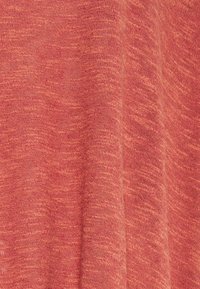 Pletená tkanina v bohaté korálové barvě se strukturovaným melírovaným vzorem v různých odstínech růžové a oranžové. Měkká a pružná.