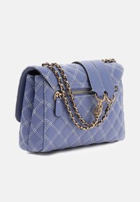Niebieska pikowana torebka z syntetycznego materiału z paskiem na złotym łańcuszku, zamkiem błyskawicznym i akcentem z logo. Charakteryzuje się gładką fakturą i usztywnionym kształtem.