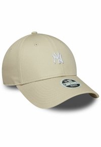 Beige Baseballcap aus Stoff mit gebogenem Schirm, versehen mit einem gestickten weißen Logo auf der Vorderseite und einem Größenetikett an der Seite.
