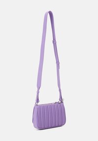 Torebka crossbody w kolorze lawendowym, wykonana z teksturowanego materiału, z pionowymi fałdami, zamknięciem na zamek błyskawiczny oraz odczepianym, regulowanym paskiem.