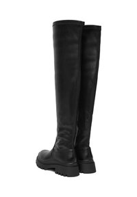 Czarne skórzane kozaki sięgające do kolan o gładkim wykończeniu, zaokrąglonym nosku, masywnej podeszwie i minimalnym przeszyciu. Posiadają trwałą, teksturowaną podeszwę gumową.