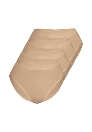 Vier beige Damen-Slips mit hoher Taille aufgestapelt, die weichen Stoff und genähte Nähte auf weißem Hintergrund zeigen.
