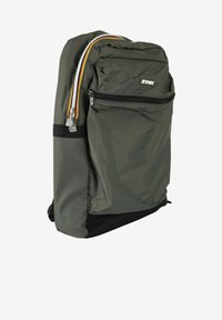 Zaino in nylon grigio con una tasca frontale, dotato di cerniere multicolori. Ha una texture liscia e una base imbottita per il supporto.