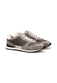 Scarpe sportive grigie realizzate in suede e materiale mesh, con un design di allacciatura bianca, accenti neri e una silhouette classica da corsa.