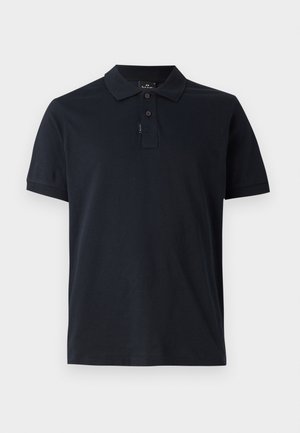 Camisa polo de color azul marino oscuro, hecha de algodón suave, con un cuello clásico, manga corta y una tapeta de tres botones. Textura suave, sin patrones.