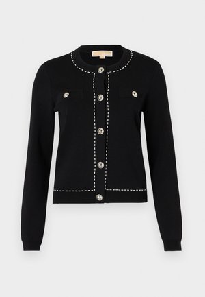 Cardigan nero a maniche lunghe con bottoni argentati, bordo bianco cucito lungo lo scollo, davanti e sull’orlo, e due piccole tasche sul petto.