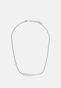 Silberne Halskette mit einer eleganten, flexiblen Kette und einem glatten, länglichen Anhänger. Sie verfügt über einen Verschluss mit Kettenverlängerung für eine verstellbare Länge.