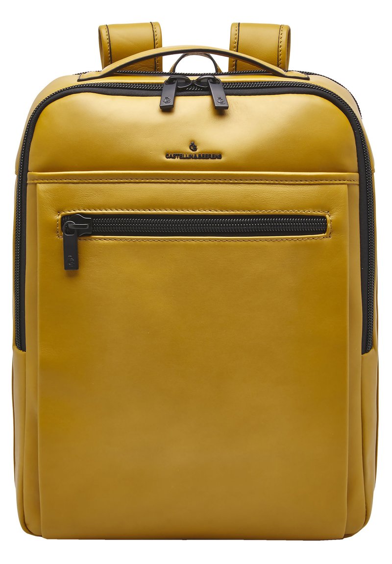Zaino in pelle gialla con un design elegante, dotato di tasca frontale con zip e zip nere. Spallacci imbottiti doppi per un comfort di trasporto.